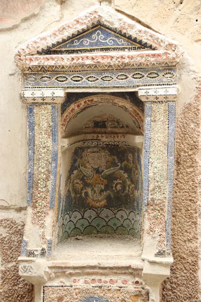 III.3 Herculaneum, September 2019. Detail of mosaic and shell-trimmed aedicula.
Photo courtesy Klaus Heese.